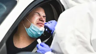 17 July 2020, US, Rock Island: A health worker takes a swab from a man in his car for coronavirus PCR tests at a coronavirus testing mobile facility in the parking lot of the QCCA Expo Center. Photo: Meg Mclaughlin/Dispatch Argus via ZUMA Wire/dpa