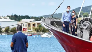 Los Reyes de Espa&ntilde;a Don Felipe y Do&ntilde;a Letizia, junto con el presidente de Cantabria, Miguel &Aacute;ngel Revilla, en el puerto de Santo&ntilde;a