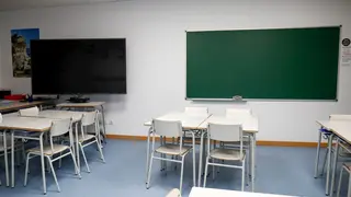 Sillas y mesas de un aula en el interior del Colegio Nobelis de Valdemoro, que debido a la pandemia del coronavirus tendr&aacute; que acondicionar sus aulas con medidas de distanciamiento e higiene para el nuevo curso escolar 2019-2020. En Valdemoro, Madrid (Esp