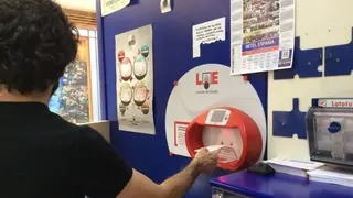 Un apostante en una administraci&oacute;n de loter&iacute;as
