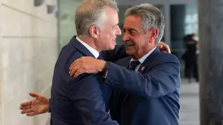 El Lehendakari Urkullu recibe al Presidente de Cantabia Miguel Angel Revilla a sullegada a la Comision Arco Atlanatico en San Sebastian 24/05/2022 - foto Unanue