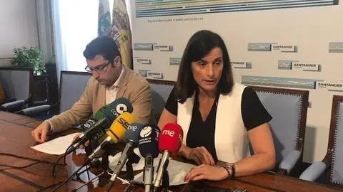 La alcaldesa de Santander, Gema Igual, y el concejal de Empleo, Emprendimiento y Desarrollo Empresarial, Daniel Portilla, exponen algunas actuaciones del proyecto EDUSI