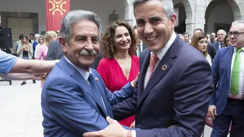 Miguel Angel Revilla saluda a Pablo Zuloaga nada m&aacute;s tomar posesi&oacute;n como presidente de Cantabria en presencia de la ministra de Hacienca en funciones, Mar&iacute;a Jes&uacute;s Montero