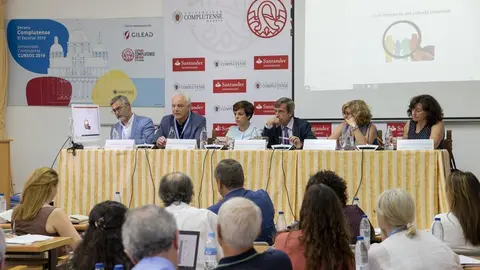 Mesa redonda durante el curso 'Retos en salud p&uacute;blica para la enfermedad hep&aacute;tica: la enfermedad hep&aacute;tica y su contexto social', patrocinado por Gilead,  en los Cursos de Verano de la Universidad Compluntense.