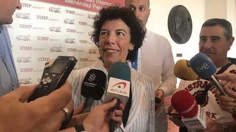 La portavoz del Gobierno y ministra de Educaci&oacute;n en funciones, Isabel Cela&aacute;, atiende a los medios en la Universidad Internacional Men&eacute;ndez Pelayo (UIMP)