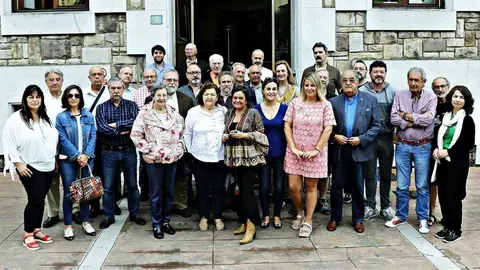 La nueva concejal de Cultura de Torrelavega, Esther V&eacute;lez, y su predecesora en el cargo, Cristina Garc&iacute;a Vi&ntilde;as, reciben a las asociaciones culturales del municipio