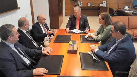 El presidente del Parlamento, Joaqu&iacute;n G&oacute;mez, se re&uacute;ne con CERMI