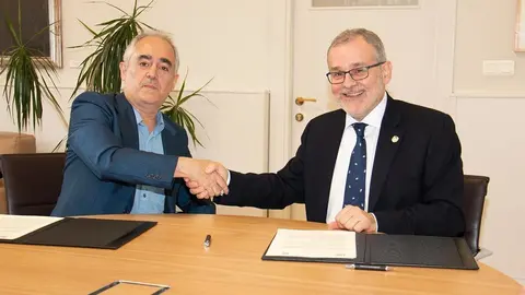 El rector de la Universidad de Cantabria (UC), &Aacute;ngel Pazos Carro, y el presidente de la Asociaci&oacute;n Mensa Espa&ntilde;a (MENSA), Carlos Cejudo Boneu, suscriben el convenio