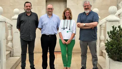De izquierda a derecha, Gerardo Cueto, director de la sede de Castro Urdiales; el historiador I&ntilde;aki Baz&aacute;n; la directora de los Cursos de Verano de la UC, Marina Torres, y el vicerrector de Cultura y Participaci&oacute;n Social, Tom&aacute;s Mantec&oacute;n.