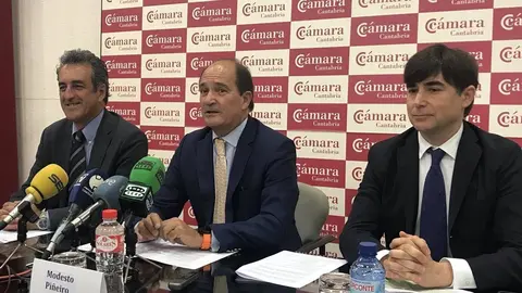 El consejero Francisco Mart&iacute;n, el presidente de la C&aacute;mara, Modesto Pi&ntilde;eiro, y el consejero delegado de Erzia y nuevo presidente del Cl&uacute;ster de la Industria de Defensa, Luis Garc&iacute;a