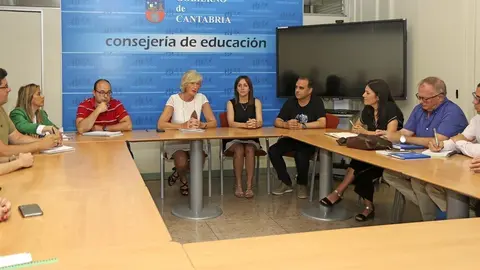 La consejera de Educaci&oacute;n, Marina Lomb&oacute;, y la Junta de Personal Docente archivo