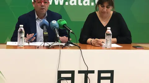El presidente de ATA, Lorenzo Amor, junto con la vicepresidente y responsable de estudios de ATA, Elena Melgar, en la presentaci&oacute;n del infrome sobre las vacaciones de los aut&oacute;nomos en verano de 2019
