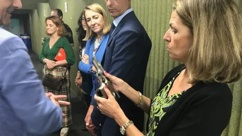 Una jueza sujeta un arma en presencia del presidente del TSJC, en un curso de inform&aacute;tica forense de la Polic&iacute;a Nacional