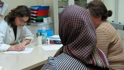 C&aacute;ritas muestra preocupaci&oacute;n por el impacto de la reforma sanitaria en inmigrantes