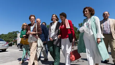 La ministra de Trabajo en funciones, Magdalena Valerio; la nueva consejera de Empleo y Pol&iacute;ticas Sociales del Gobierno regional, Ana Bel&eacute;n &Aacute;lvarez, y otras autoridades pol&iacute;ticas y acad&eacute;micas