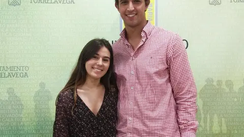 El concejal de Deportes, Ignacio Gonz&aacute;lez, y la secretaria de las Juventudes Socialistas de Torrelavega, Yanira Mart&iacute;nez