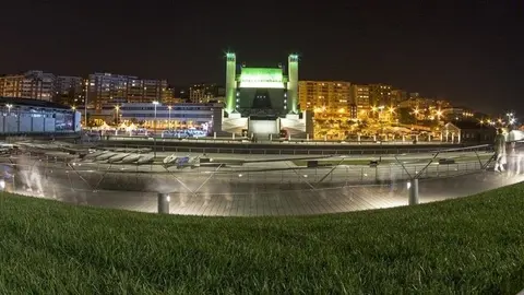 Vista nocturna del Palacio de Festivales de Cantabria desde la duna de Zaera