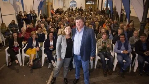 La presidenta del PP de Cantabria y candidata al Gobierno regional, Mar&iacute;a Jos&eacute; S&aacute;enz de Buruaga, con Gast&oacute;n G&ouml;mez