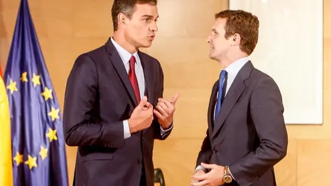 El presidente del Gobierno en funciones Pedro S&aacute;nchez y el presidente del PP Pablo Casado se re&uacute;nen de cara a la investidura en el Congreso.