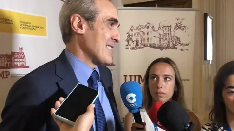 El fiscal jefe Anticorrupci&oacute;n, Alejandro Luz&oacute;n, atiende a los medios en la UIMP