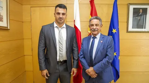El presidente de Cantabria, Miguel &Aacute;ngel Revilla, recibe al nadador Edu Blasco