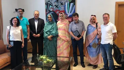 El presidente del Parlamento, Joaqu&iacute;n G&oacute;mez, recibe a la delegaci&oacute;n saharaui en Cantabria