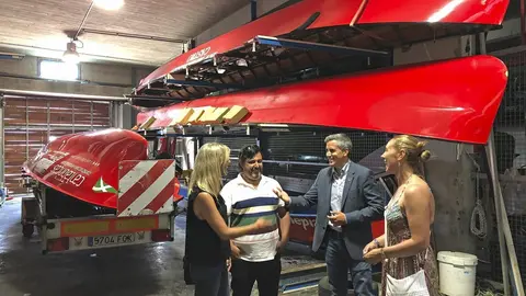 El vicepresidente de Cantabria y consejero de Universidades, Igualdad, Cultura y Deporte, Pablo Zuloaga, visita las instalaciones del equipo femenino de la Sociedad Deportiva de Remo 'La Marinera', junto a la alcaldesa, Susana Herr&aacute;n.