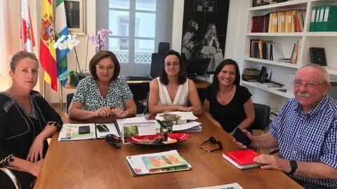 La alcaldesa de Laredo, Rosario Losa, con AMPAS