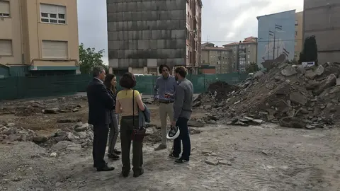 El alcalde, Javier Fern&aacute;ndez Sober&oacute;n, y la concejala del &aacute;rea, Marta Fern&aacute;ndez, durante una de las visitas a la obra