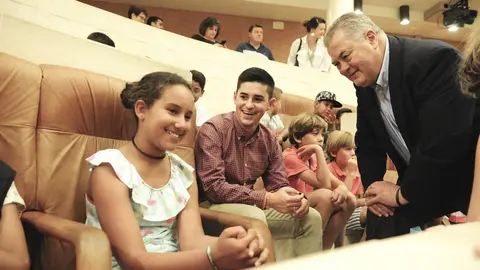 El presidente del Parlamento, Joaqu&iacute;n G&oacute;mez, recibe a 81 ni&ntilde;os sarahuis en el Parlamento
