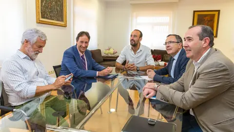 Reuni&oacute;n Javier L&oacute;pez Estrada, alcalde de Torrelavega y Jos&eacute; Luis Gochicoa, consejero de Obras P&uacute;blicas