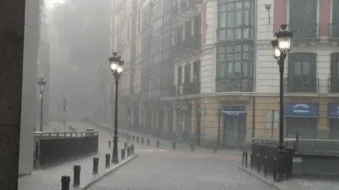 LLuvia intensa en una calle de Bilbao