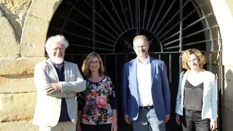 El vicerrector de Cultura y Participaci&oacute;n Social de la UC, Tom&aacute;s Mantec&oacute;n, la directora del &Aacute;rea de Extensi&oacute;n de Cursos de Verano de la UC, Marina Torres, el ponente, Jos&eacute; Luis Betr&aacute;n, y la directora de la sede de Bareyo, Susana Guijarro