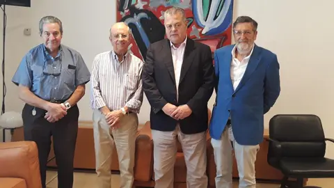 El presidente del Parlamento, Joaqu&iacute;n G&oacute;mez, con representantes del Centro Gallego de Santander