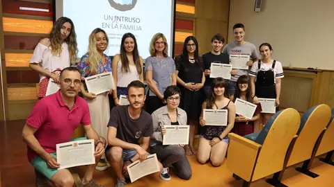 Alumnos Del Seminario Sobre Oncolog&iacute;a Junto A La Directora De Los Cursos De Verano De La UC, Marina Torres
