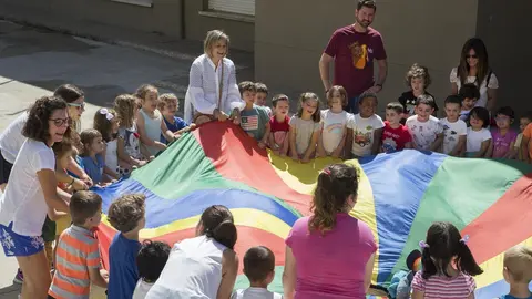 La alcaldesa de Camargo, Esther Bolado, y la concejala de Infancia y Juventud, Jennifer G&oacute;mez, han visitado en el Colegio Pedro Velarde a varios de los alumnos del programa 'Abierto por Vacaciones'
