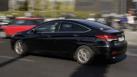 Coches VTC de empresas como Cabify y Uber en el centro de Madrid.
