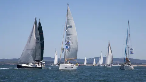 Participantes en la IV Traves&iacute;a Navega el Camino llegando al Puerto Deportivo de Camargo