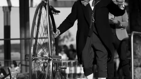 DAVID S. BUSTAMANTE 12/07/2019 SANTANDER/ CANTABRIA Ba&ntilde;os de ola en los Jardines de Piquio