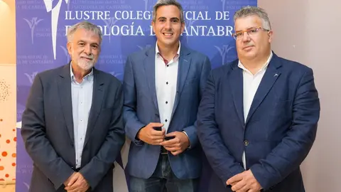 Ignacio Mordago (izda), coordinador de una jornada de educaci&oacute;n en el Ateneo de Santander; el vicepresidente de Cantabria, Pablo Zuloaga (centro) y Francisco Lastra (derecha), decano del Colegio de Psicolog&iacute;a de Cantabria