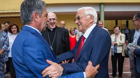 El presidente de Cantabria, Miguel &Aacute;ngel Revilla, se saluda con el padre &Aacute;ngel, presidente y fundador de Mensajeros por la Paz, en presencia del cardenal arzobispo de Madrid, Carlos Osoro