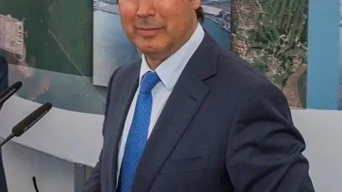    El presidente de la Autoridad Portuaria de Santander (APS), Jaime Gonz&aacute;lez, matiza sus palabras sobre el valor que para el Puerto tiene el proyecto de creaci&oacute;n de un &aacute;rea industrial y log&iacute;stica en el Llano de la Pasiega (Pi&eacute;lagos) y aclara que resulta 