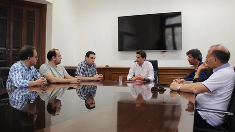 El portavoz municipal del PSOE, Pedro Casares, se re&uacute;ne con Manuel Andoni, presidente de la Federaci&oacute;n C&aacute;ntabra del Taxi