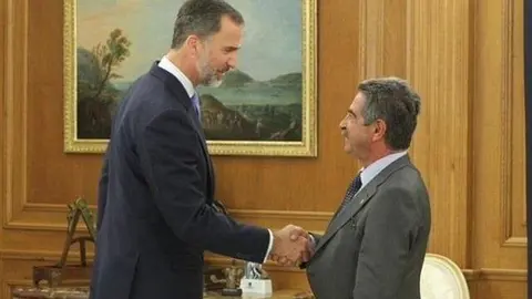 El Rey Felipe VI en la reuni&oacute;n con el presidente de Cantabria, Miguel &Aacute;ngel Revilla, en julio de 2015