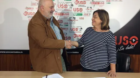 La secretaria general de USO Cantabria, Mercedes Mart&iacute;nez y el secretario general de  APLB Cantabria, Fernando Dou,  firman el acuerdo de afiliaci&oacute;n