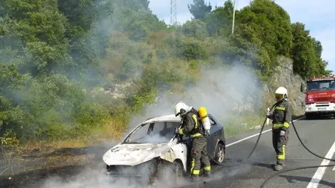 Bomberos sofocan un veh&iacute;culo incendiado en la A8 en Liendo