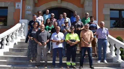 Entrega de carn&eacute;s de aplicador de productos fitosanitarios a los participantes en el curso