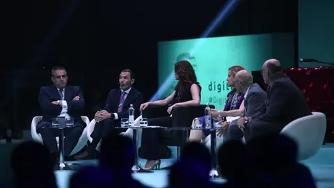 (I-D) El consejero delegado de El Corte Ingl&eacute;s, V&iacute;ctor del Pozo;  el presidente y CEO Espa&ntilde;a de Ericsson, Jos&eacute; Antonio L&oacute;pez; la directora deneral de DigitalES, Alicia Richart,; la presidenta Espa&ntilde;a, Portugal, Grecia e Israel de IBM, Marta Mart&iacute;nez; el pr