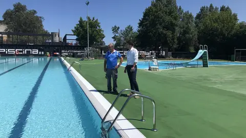 El alcalde de Astillero, Javier Fern&aacute;ndez Sober&oacute;n, en la pisicina La Cant&aacute;brica