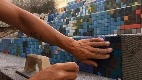 Creaci&oacute;n del mosaico en la escalera de la calle San Ant&oacute;n enmarcado en 'Desvelarte'